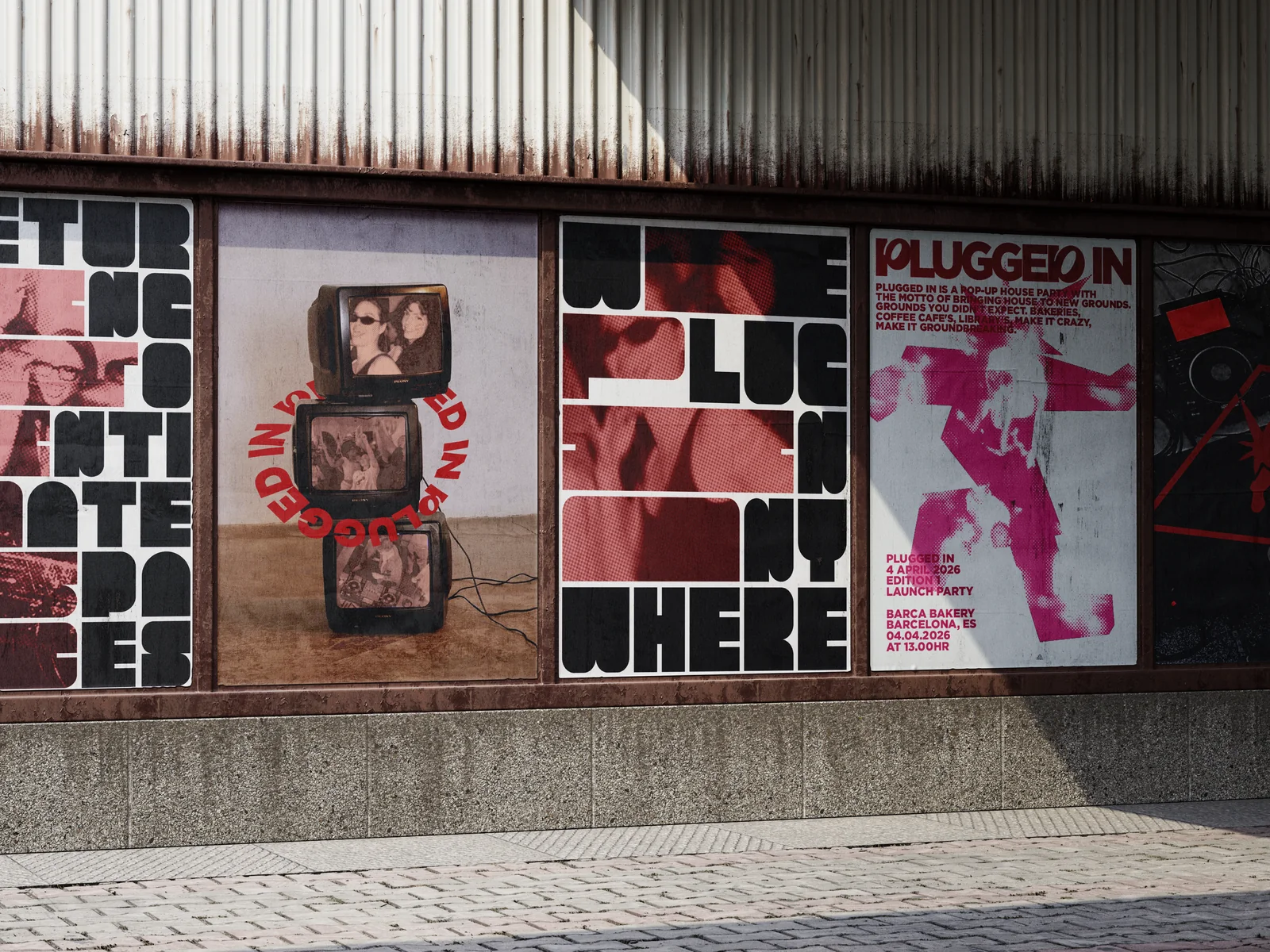 Een tweede posterwand met grote blokletters en uitgeknipte foto's, met een stapel oude televisies ervoor