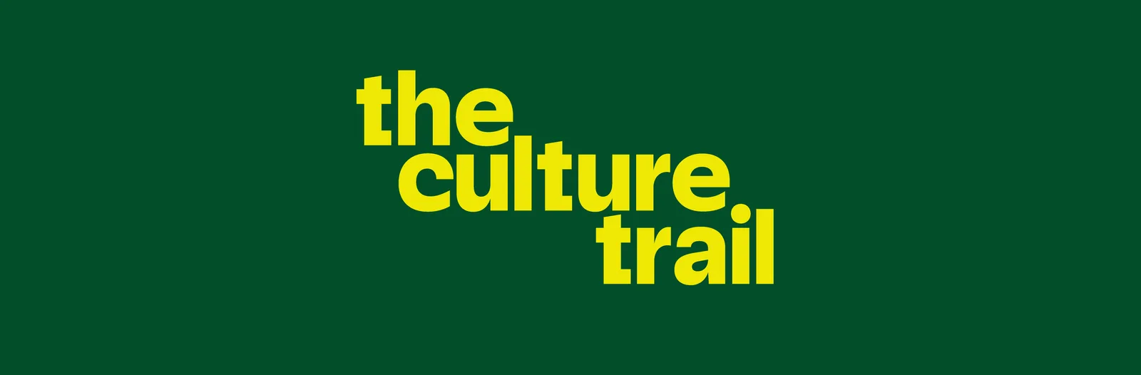 Het gele woordmerk the culture trail in drie verspringende regels op donkergroen