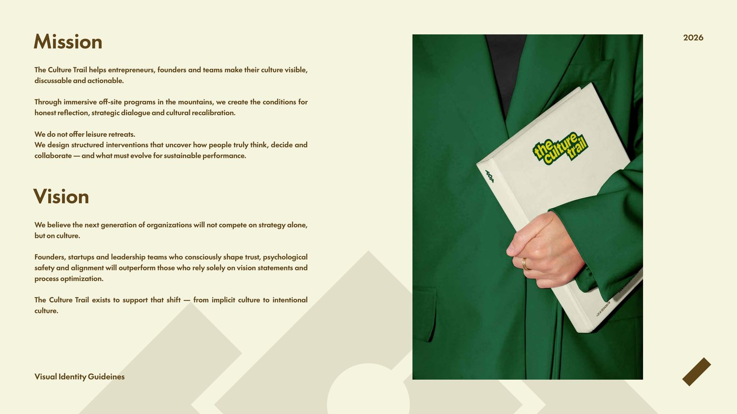 De spread mission en vision uit de visual identity guidelines, met een foto van het trailboek onder de arm van een groen pak